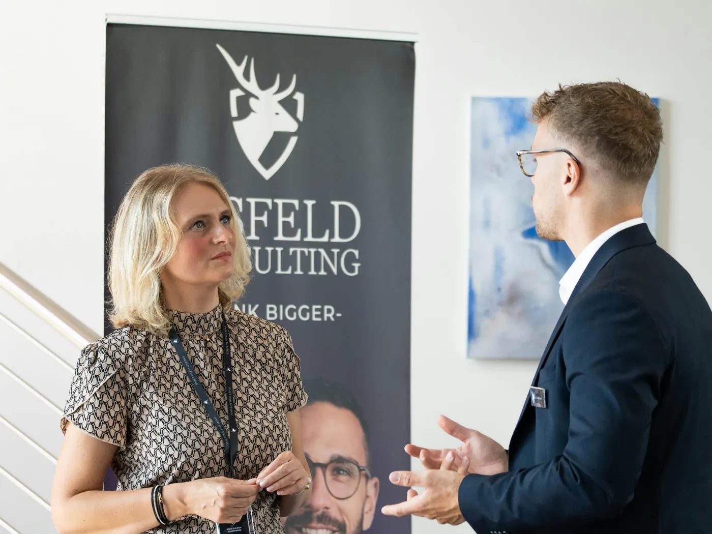 Gespräch vor einem Banner von Eisfeld Consulting