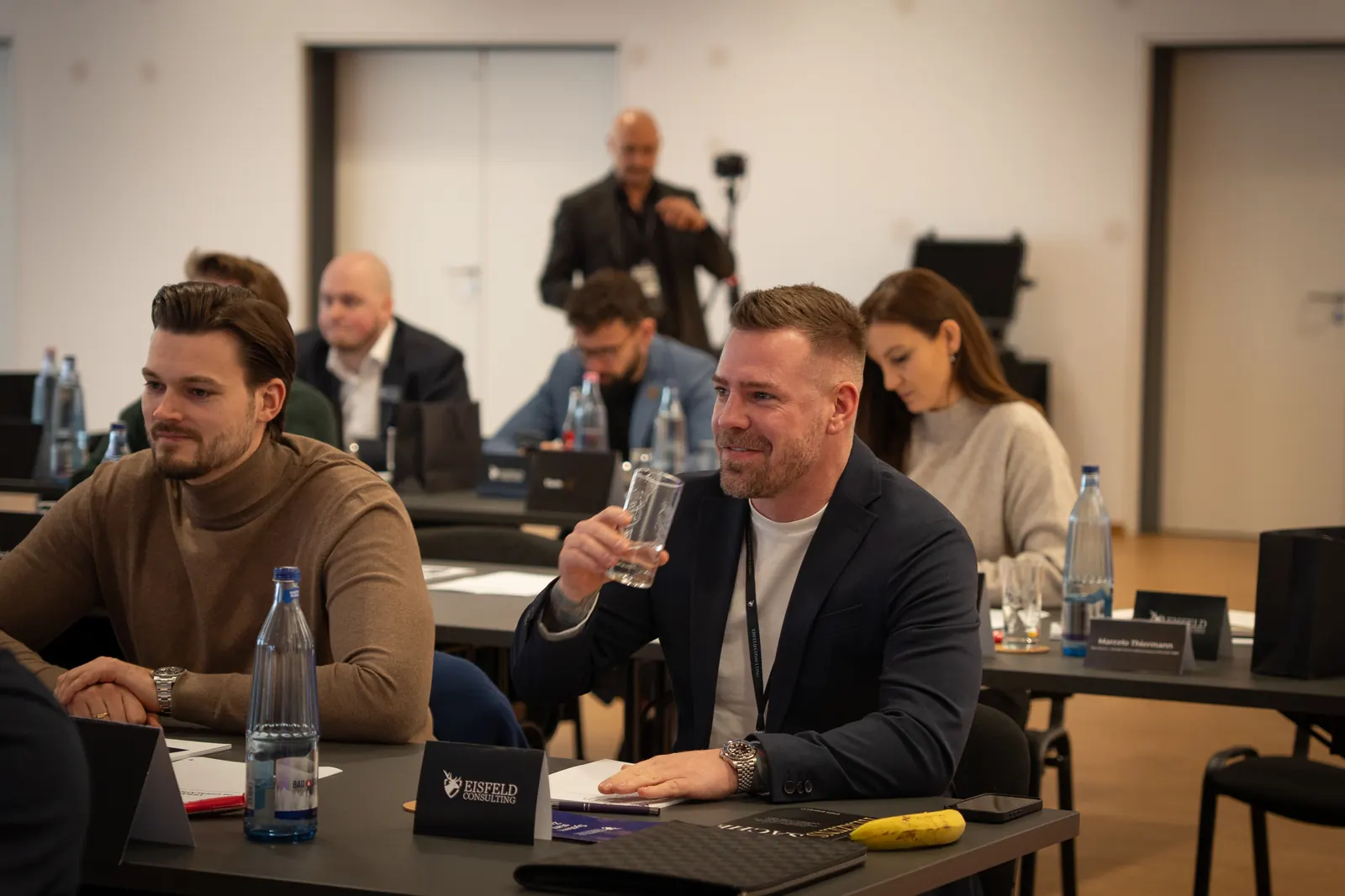Lachende Teilnehmer beim Unternehmertag von Eisfeld Consulting