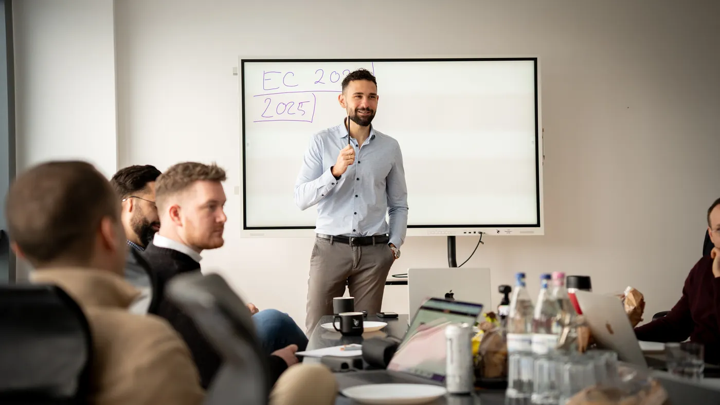 Analyse am Whiteboard im Meeting bei Eisfeld Consulting