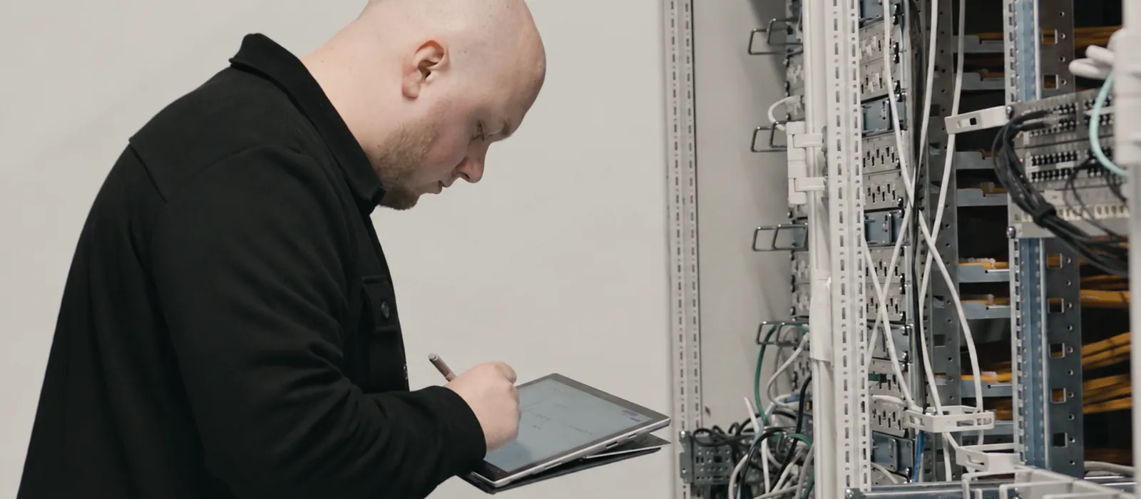 IT-Kollege von Eisfeld Consulting mit Tablet im Serverraum