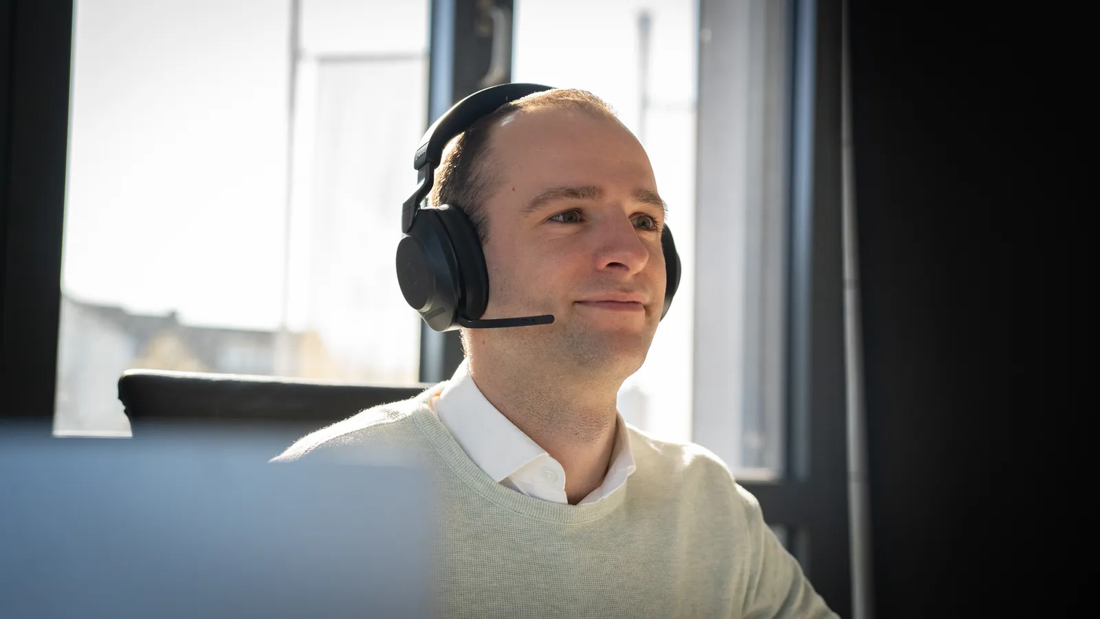 Projektleiter im Videocall mit einem Kunden