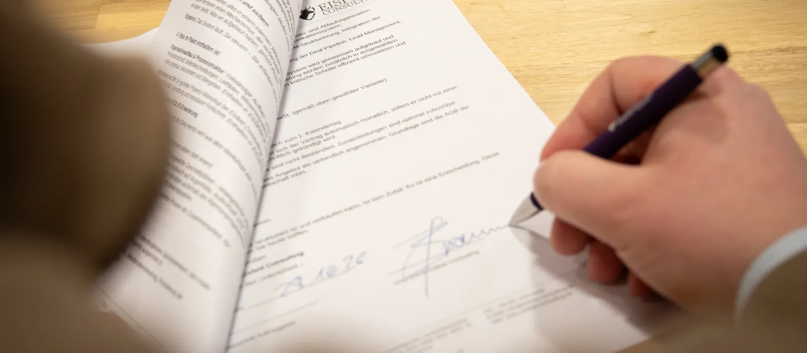 Ein Vertrag mit Eisfeld Consulting wird unterschrieben