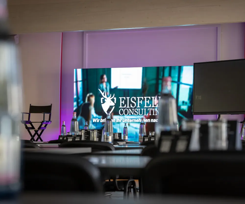 Eigene Eventfläche mit Bühne und Eisfeld-Banner
