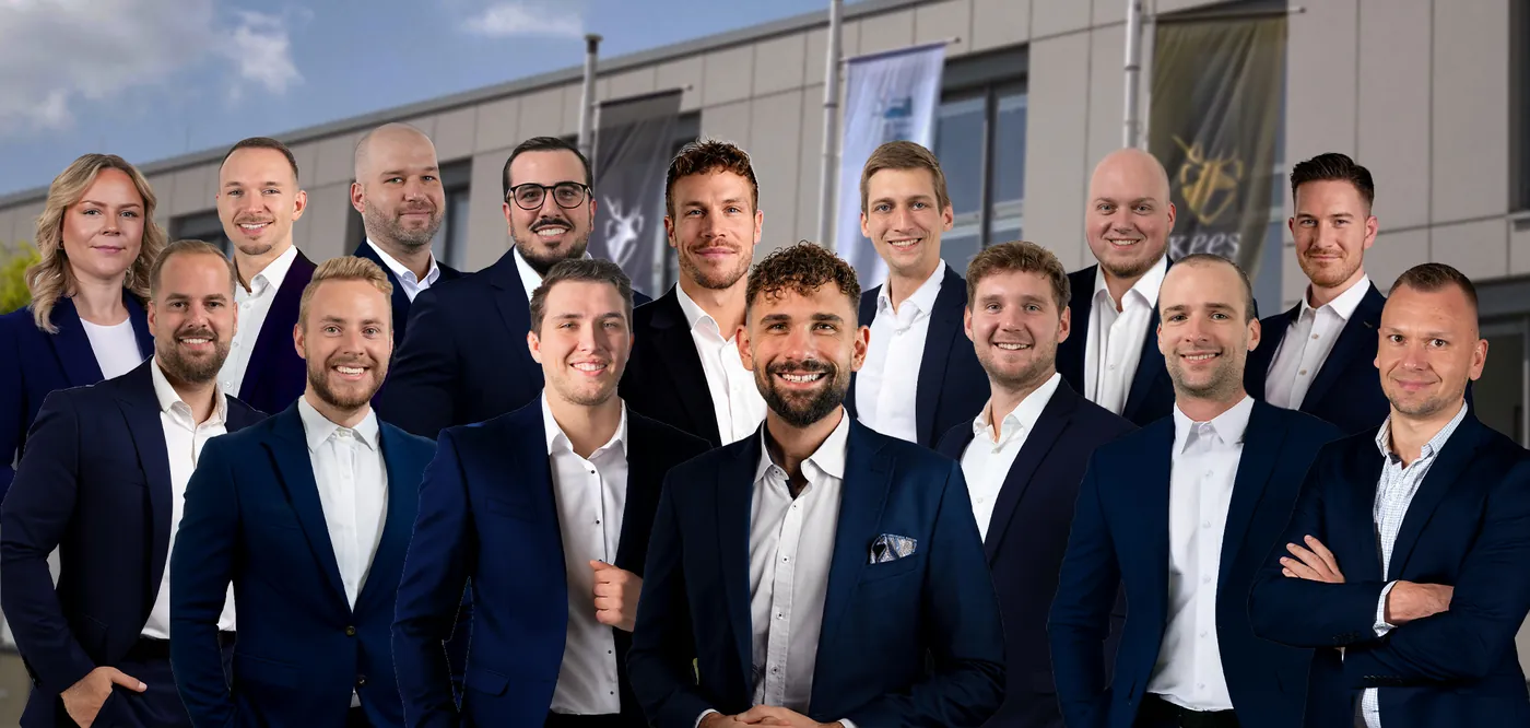 Das Team von Eisfeld Consulting vor dem Firmensitz