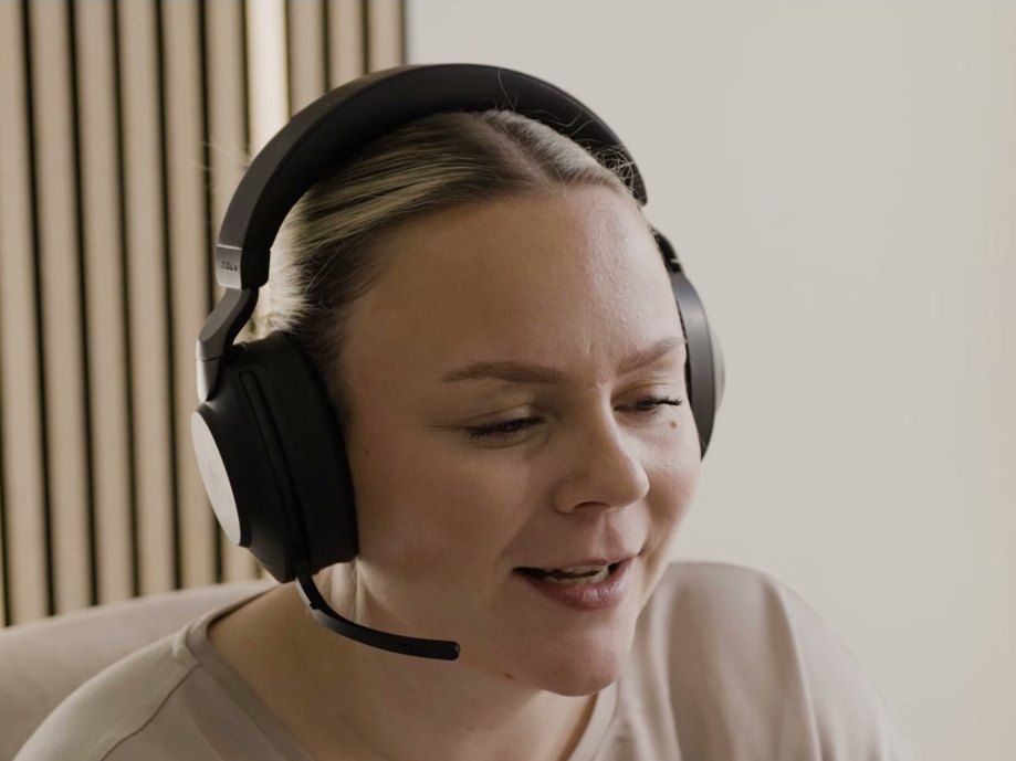 Kollegin von Eisfeld Consulting mit Headset am Telefon
